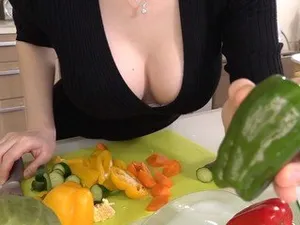 Bố không chịu được trước bạn gái của con trai vì giống bà xã đã mất