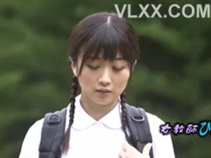 Em nữ dâm dọc cu ra nước rồi nhét vào lồn