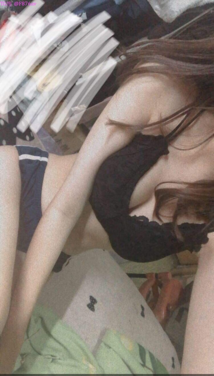 Phim TS trong nước, người đẹp da trắng Trương Tư Nghị đưa chị gái ngực khủng lên ghế, quấn tất, phun nước tiểu