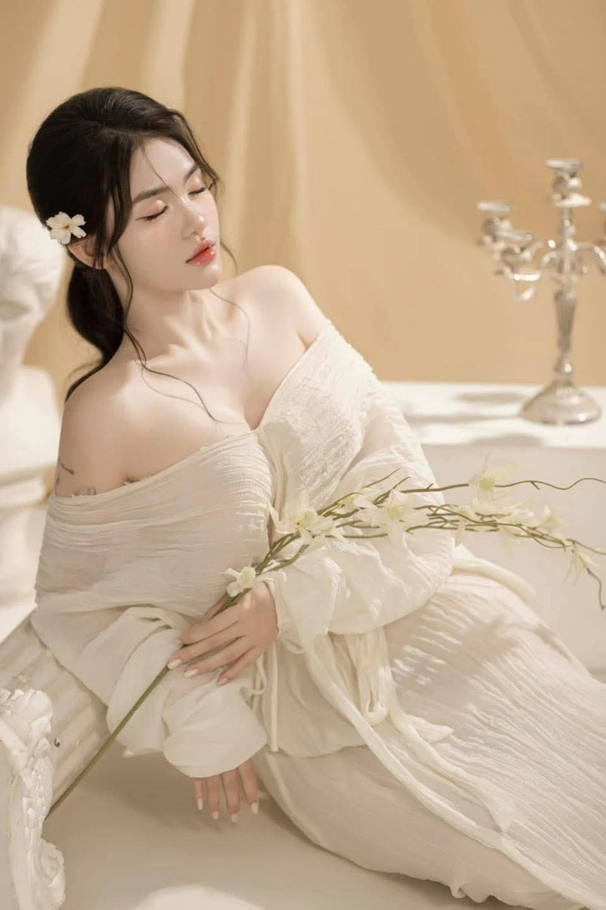 Thuê dịch vụ dọn phòng nhưng lại được hẳn 3 em nô lệ phục vụ a-z